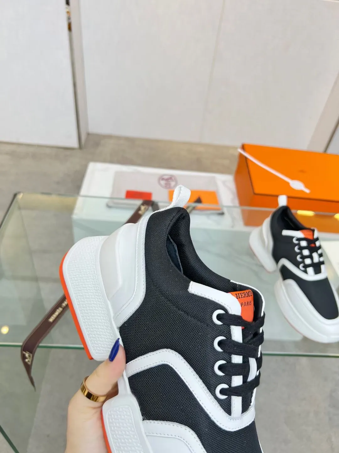 👟👟Ex-factory price 620👟👟 Men’s size +10 Hermès new slim waist for couples, first launched in North America, heightening-flowing shoes! The legs instantly look much thinner, the heels are 5CM high, and the new Hermès panda gigs bread shoes are so cute. The foot feels super comfortable and 100% made of Hermès special fabrics and Italian calfskin 1🆚1. Large 㡳 private mold sole, oversized shoe 㡳 decorated with geometric patterns to create a dynamic and fashionable style, soles Hermès orange! Female size 35-41 (35, 40, 41 can be customized and non-returnable) Male size 38-47 (38, 45, 46, 47 can be customized and non-refundable)